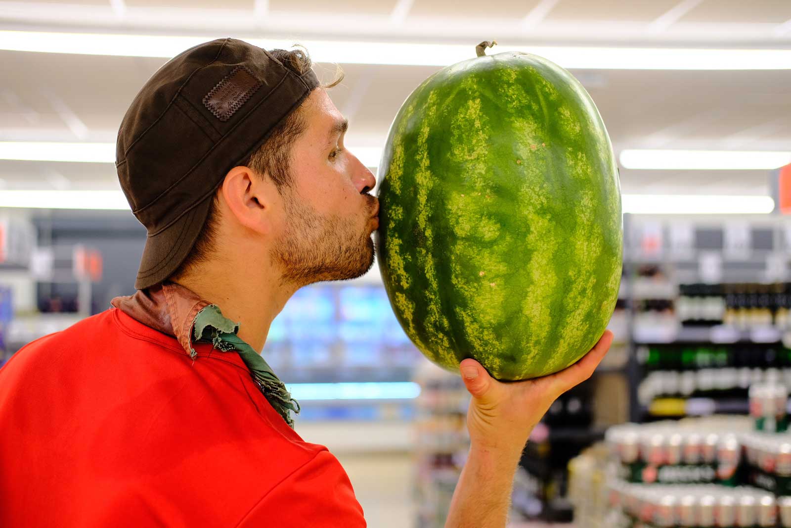 Animateur scout qui embrasse une pastèque
